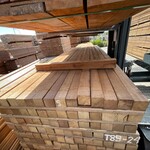 Ca. 56x Guyana Teak Palen Fijnbezaagd, 68x68mm, lengte 275cm